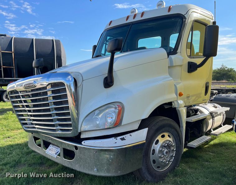 image for item KL9015 2012 Freighliner Cascadia  semi truck