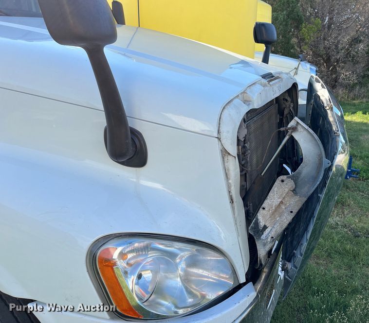 image for item KL9015 2012 Freighliner Cascadia  semi truck