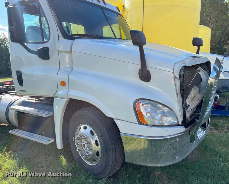 image for item KL9015 2012 Freighliner Cascadia  semi truck