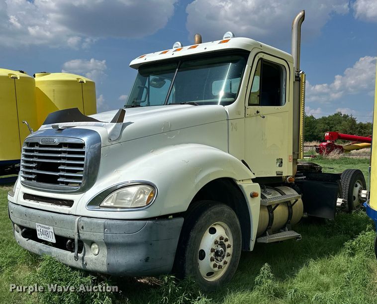 image for item KL9016 2007 Freightliner Columbia  semi truck