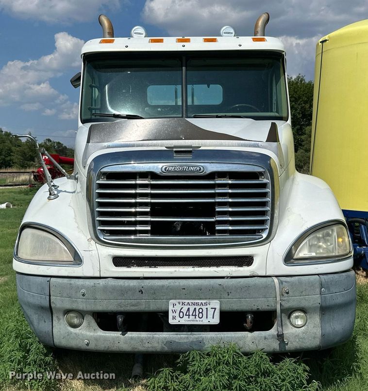 image for item KL9016 2007 Freightliner Columbia  semi truck