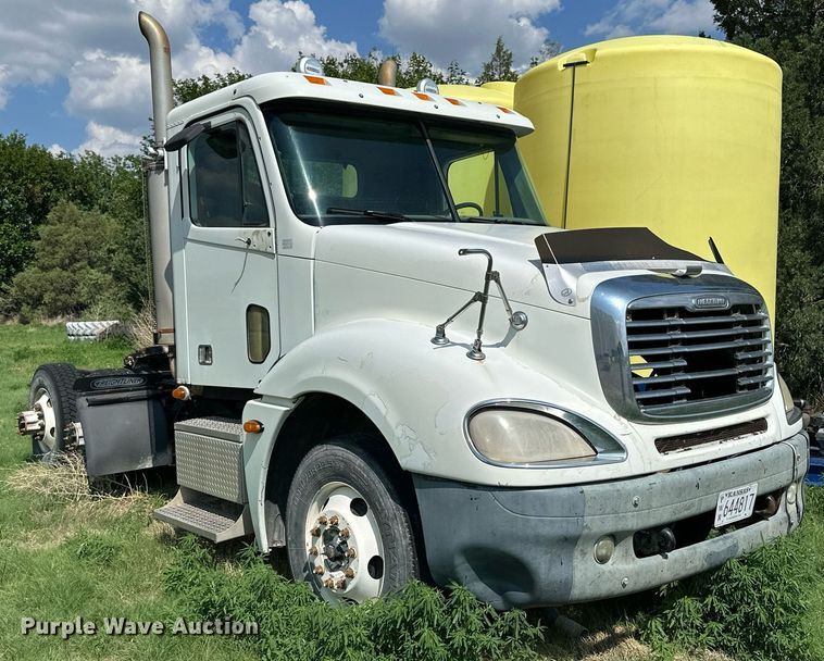 image for item KL9016 2007 Freightliner Columbia  semi truck