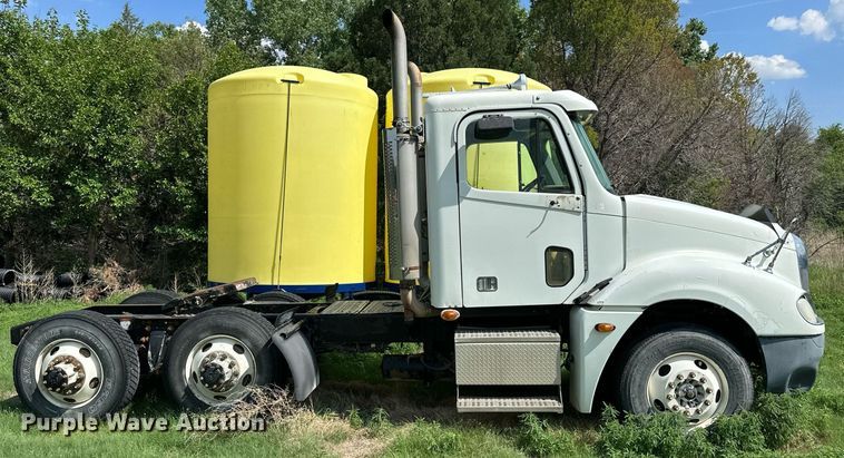 image for item KL9016 2007 Freightliner Columbia  semi truck