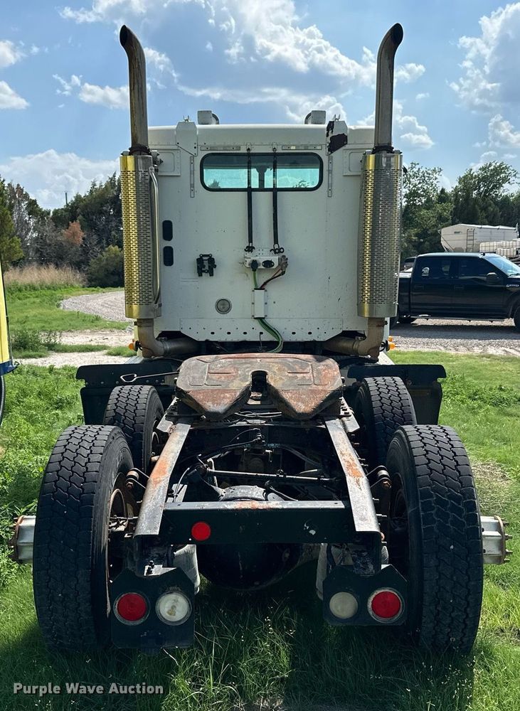 image for item KL9016 2007 Freightliner Columbia  semi truck