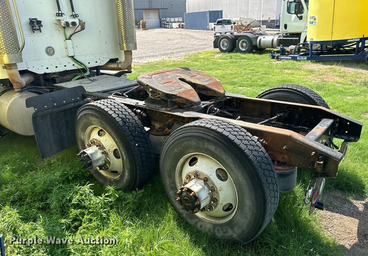 image for item KL9016 2007 Freightliner Columbia  semi truck