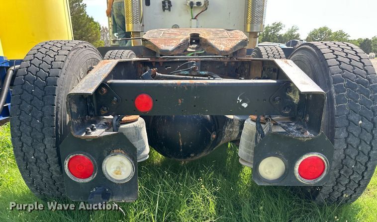 image for item KL9016 2007 Freightliner Columbia  semi truck