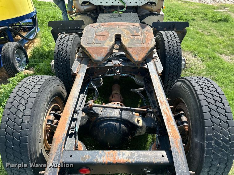 image for item KL9016 2007 Freightliner Columbia  semi truck