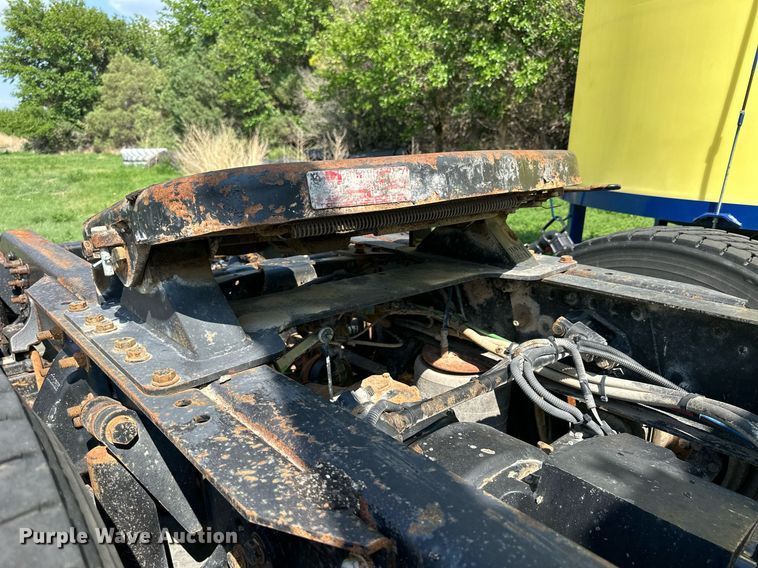 image for item KL9016 2007 Freightliner Columbia  semi truck