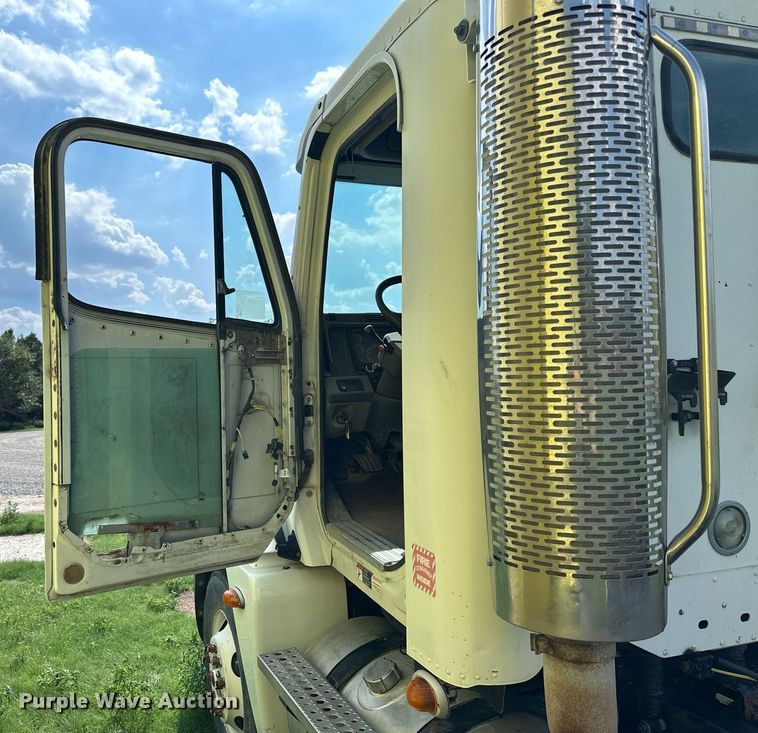 image for item KL9016 2007 Freightliner Columbia  semi truck