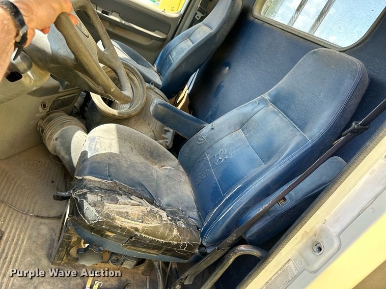 image for item KL9016 2007 Freightliner Columbia  semi truck