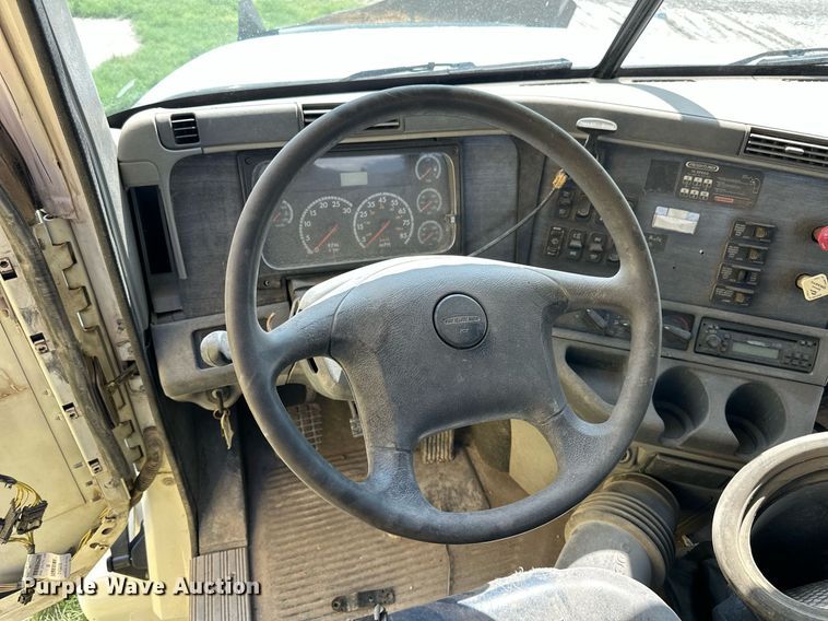 image for item KL9016 2007 Freightliner Columbia  semi truck