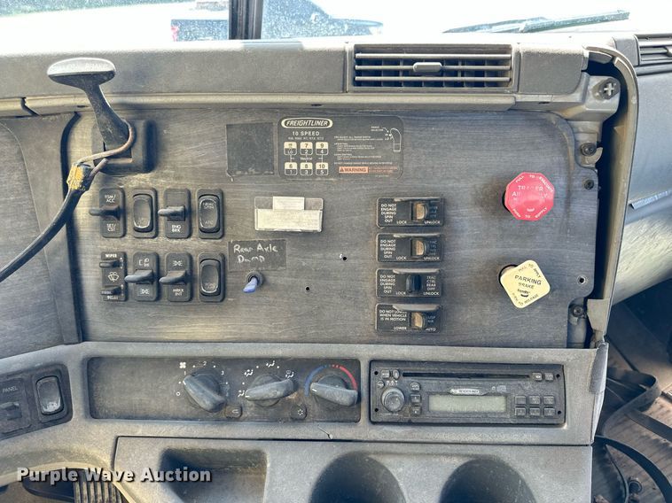 image for item KL9016 2007 Freightliner Columbia  semi truck