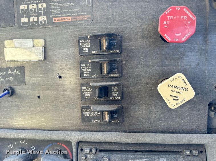 image for item KL9016 2007 Freightliner Columbia  semi truck