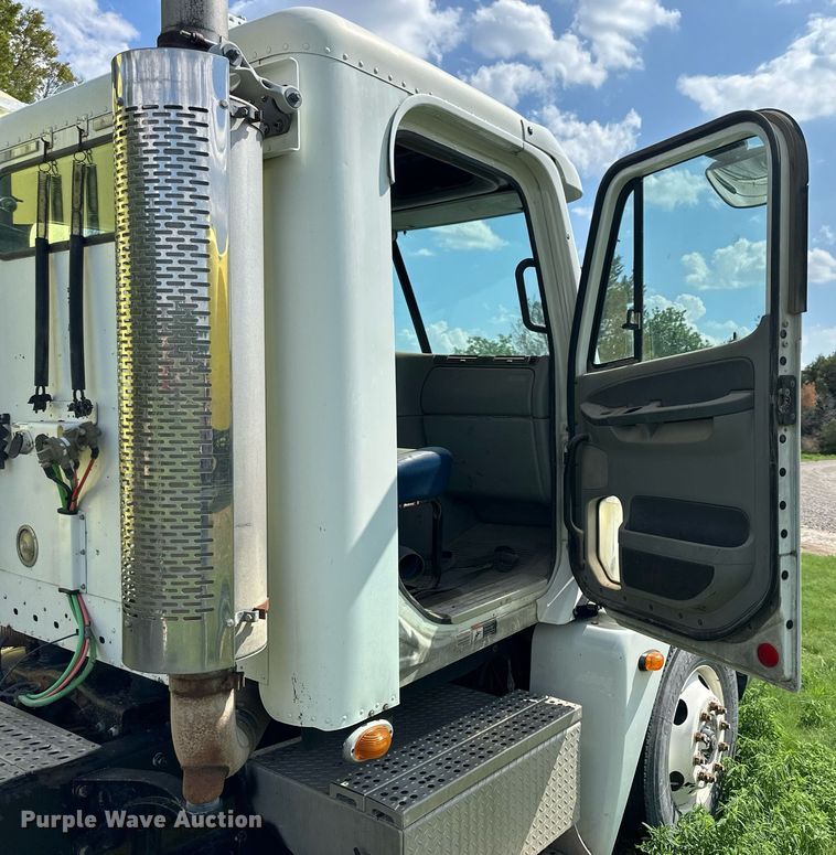 image for item KL9016 2007 Freightliner Columbia  semi truck