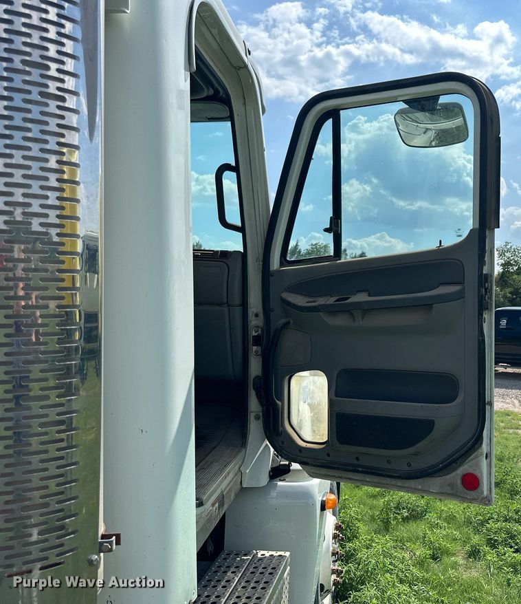 image for item KL9016 2007 Freightliner Columbia  semi truck