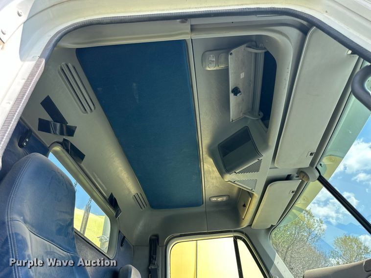 image for item KL9016 2007 Freightliner Columbia  semi truck