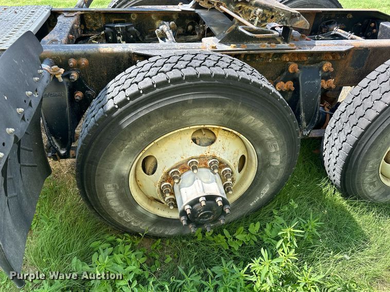 image for item KL9016 2007 Freightliner Columbia  semi truck