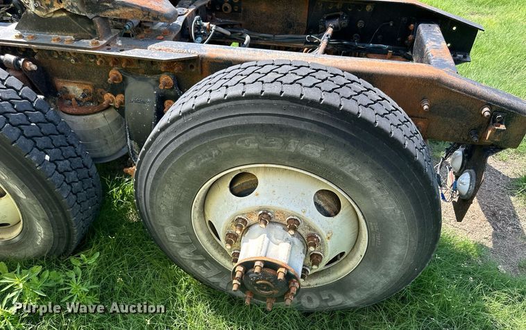 image for item KL9016 2007 Freightliner Columbia  semi truck