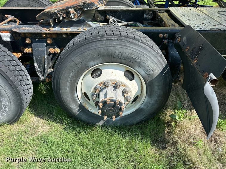 image for item KL9016 2007 Freightliner Columbia  semi truck