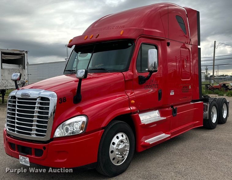 image for item KM9905 2013 Freightliner Cascadia  semi truck