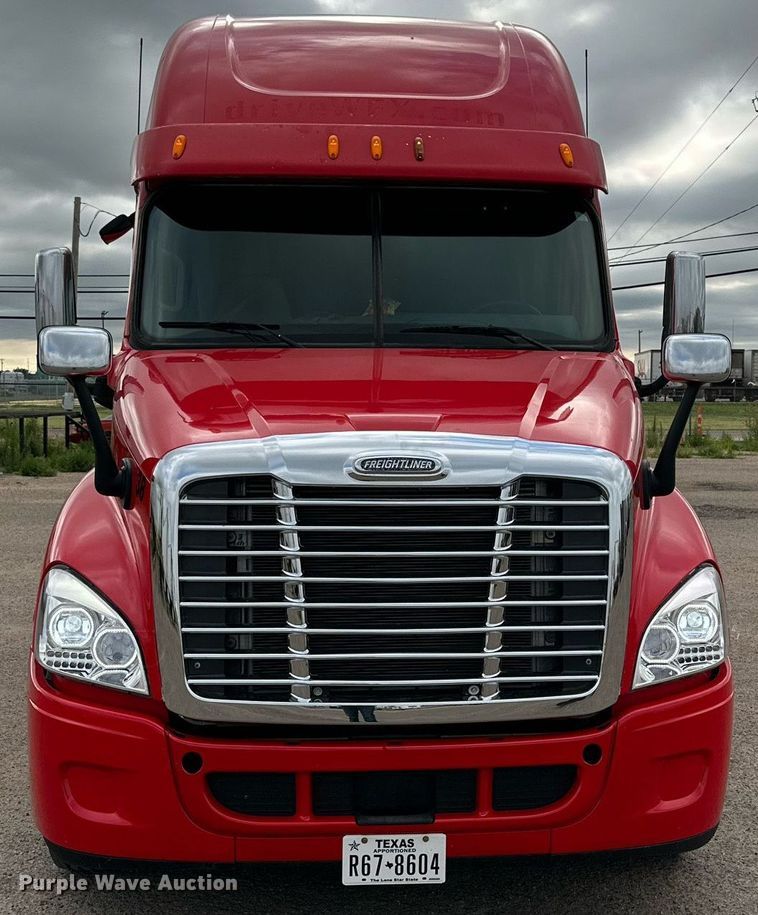 image for item KM9905 2013 Freightliner Cascadia  semi truck