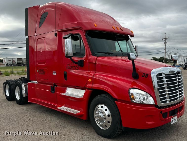 image for item KM9905 2013 Freightliner Cascadia  semi truck