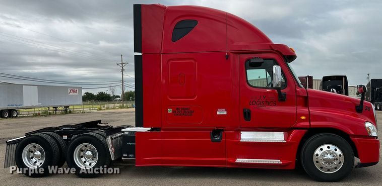 image for item KM9905 2013 Freightliner Cascadia  semi truck