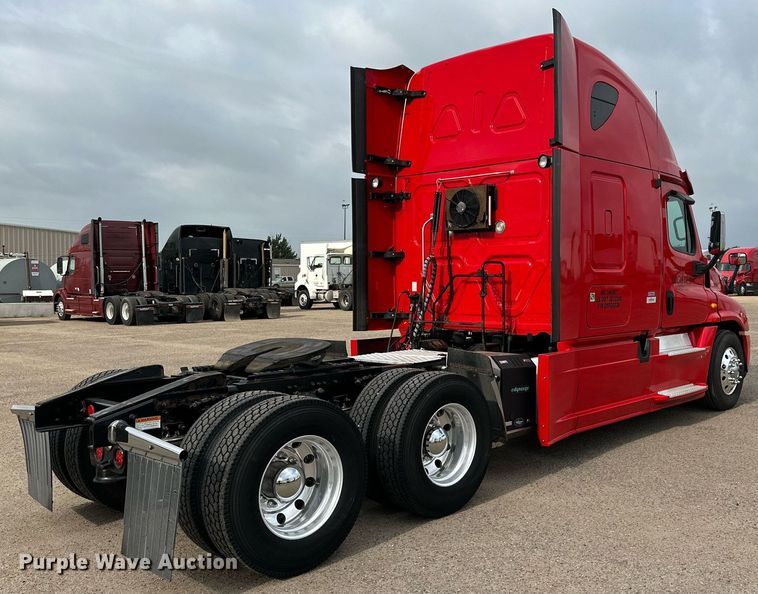 image for item KM9905 2013 Freightliner Cascadia  semi truck