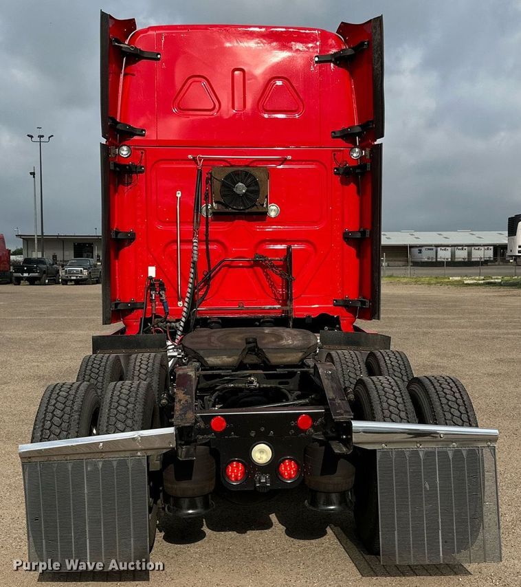 image for item KM9905 2013 Freightliner Cascadia  semi truck