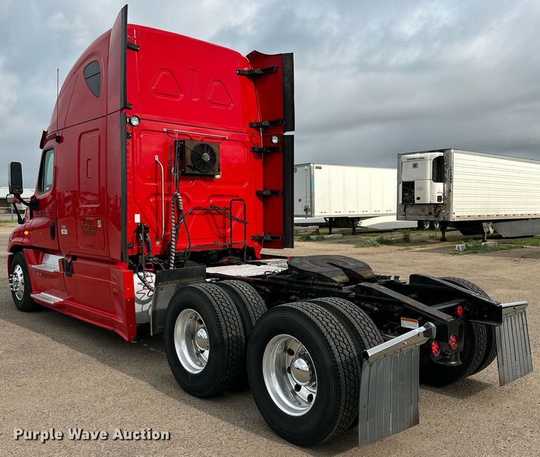 image for item KM9905 2013 Freightliner Cascadia  semi truck