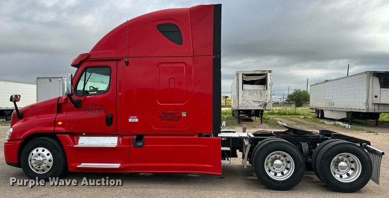 image for item KM9905 2013 Freightliner Cascadia  semi truck