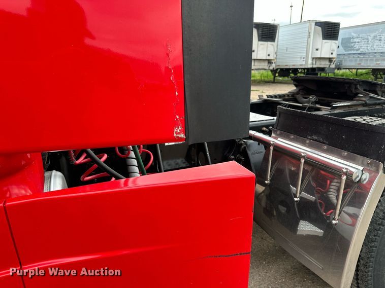 image for item KM9905 2013 Freightliner Cascadia  semi truck