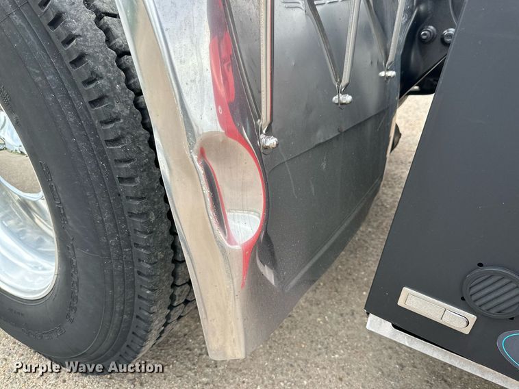 image for item KM9905 2013 Freightliner Cascadia  semi truck