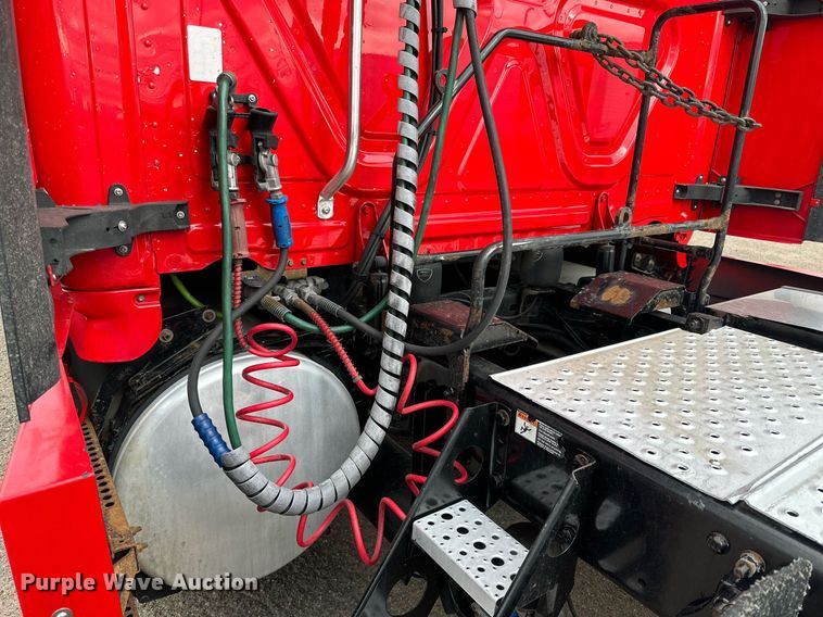 image for item KM9905 2013 Freightliner Cascadia  semi truck