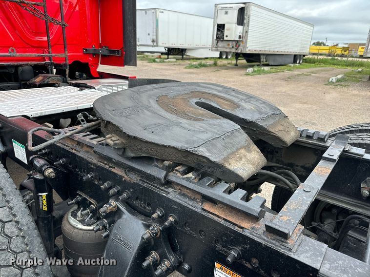 image for item KM9905 2013 Freightliner Cascadia  semi truck