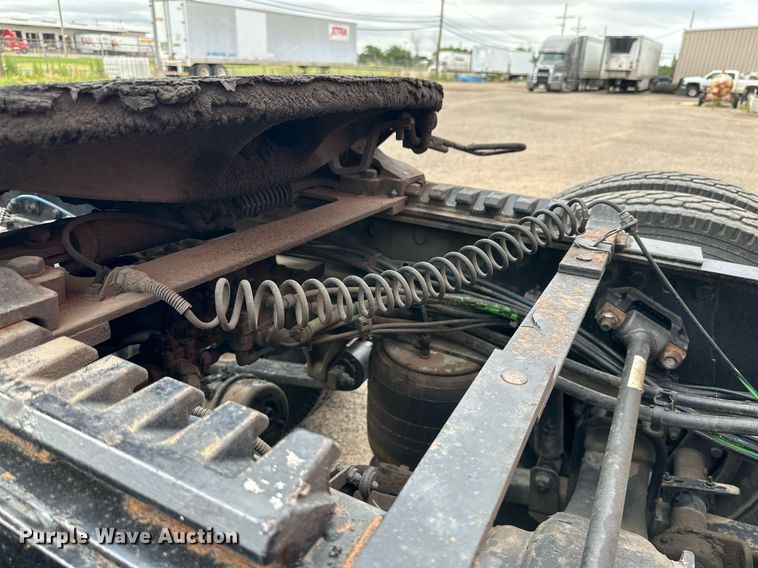 image for item KM9905 2013 Freightliner Cascadia  semi truck