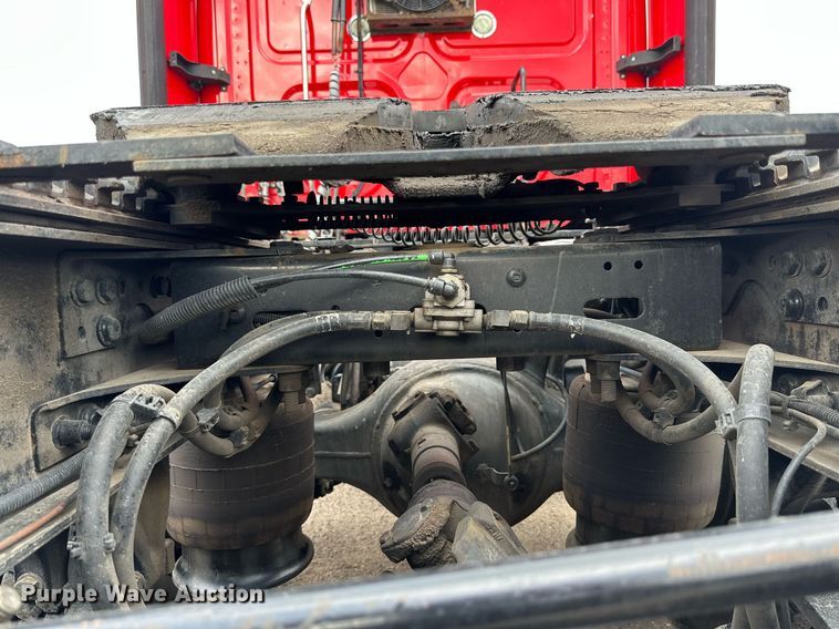 image for item KM9905 2013 Freightliner Cascadia  semi truck