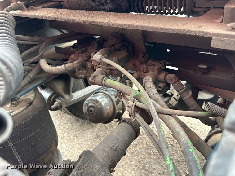 image for item KM9905 2013 Freightliner Cascadia  semi truck