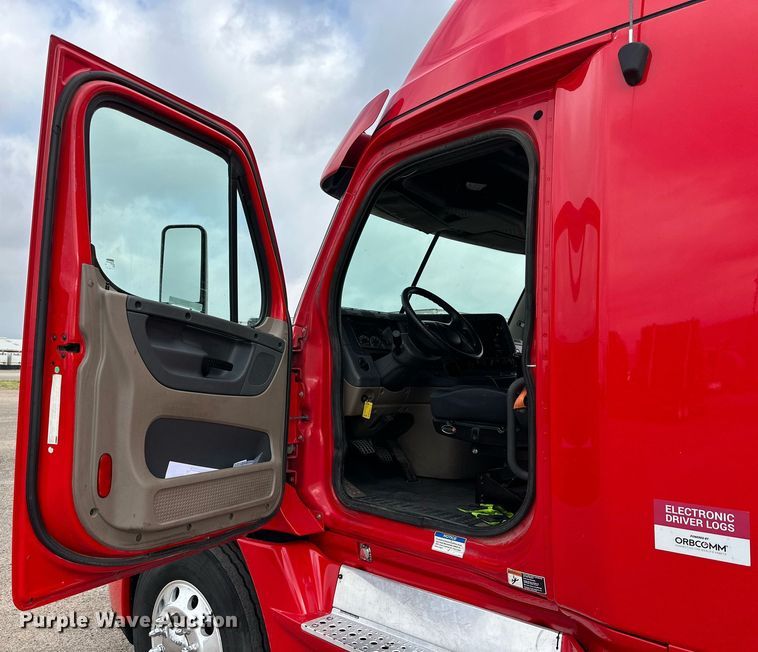 image for item KM9905 2013 Freightliner Cascadia  semi truck