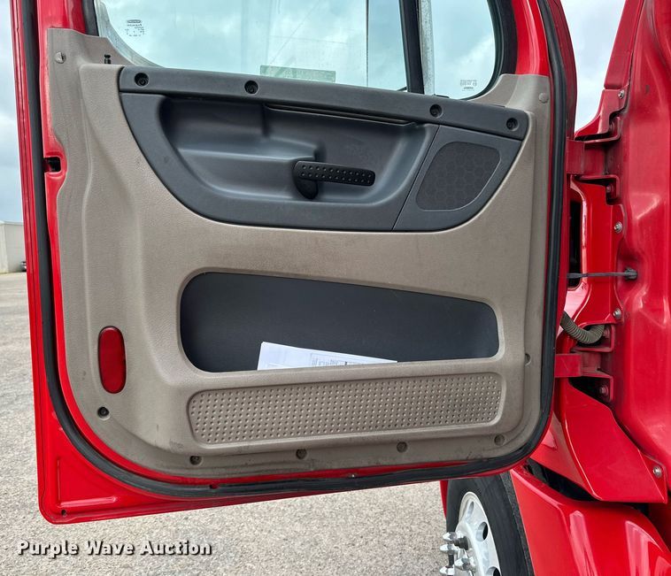 image for item KM9905 2013 Freightliner Cascadia  semi truck