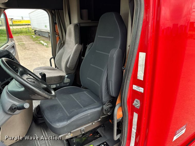 image for item KM9905 2013 Freightliner Cascadia  semi truck