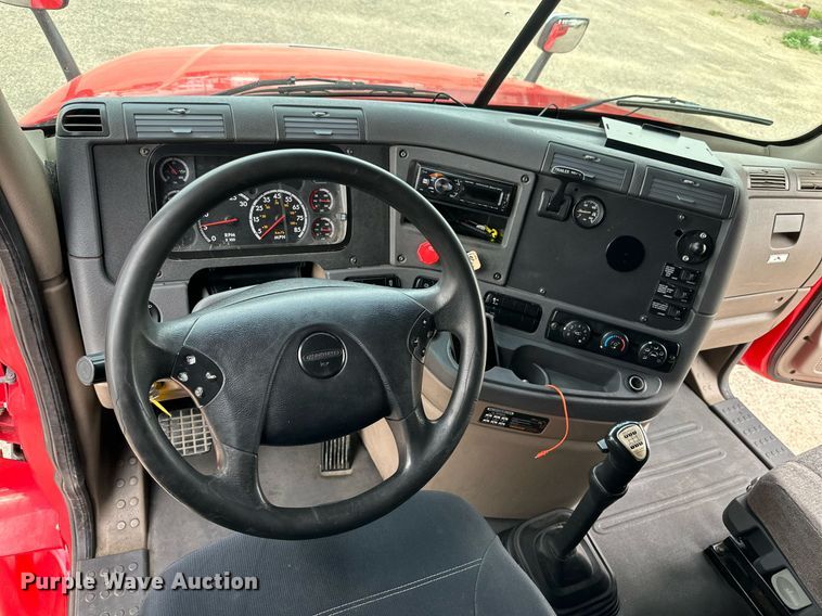 image for item KM9905 2013 Freightliner Cascadia  semi truck