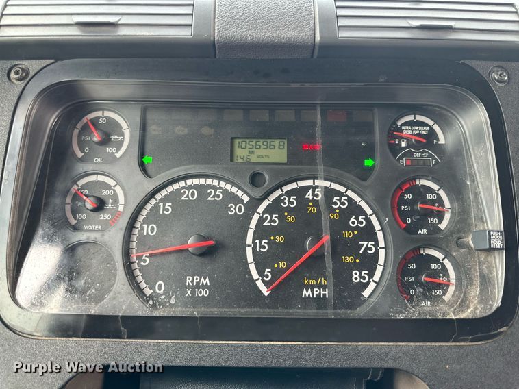 image for item KM9905 2013 Freightliner Cascadia  semi truck