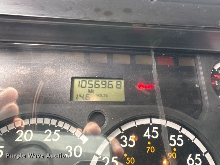 image for item KM9905 2013 Freightliner Cascadia  semi truck