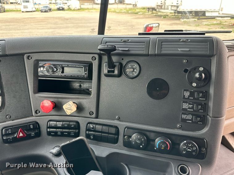 image for item KM9905 2013 Freightliner Cascadia  semi truck