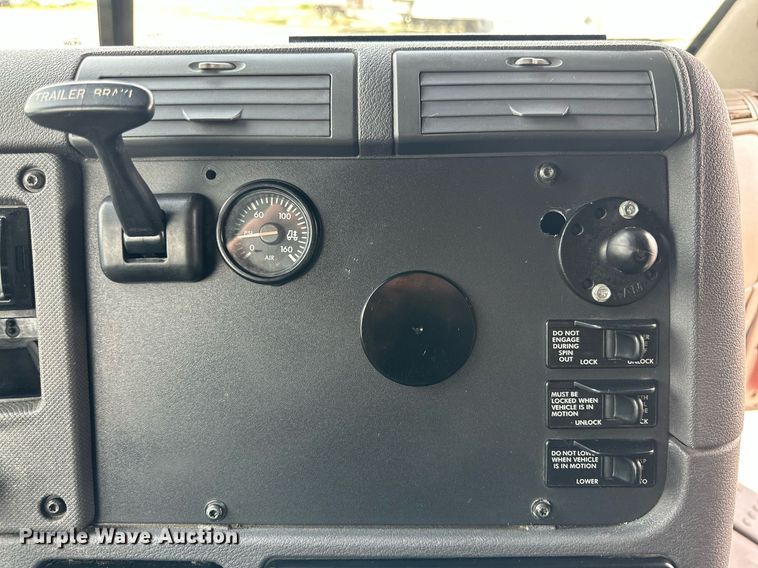 image for item KM9905 2013 Freightliner Cascadia  semi truck