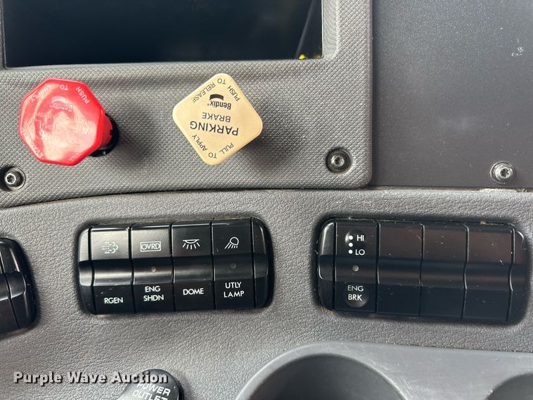 image for item KM9905 2013 Freightliner Cascadia  semi truck