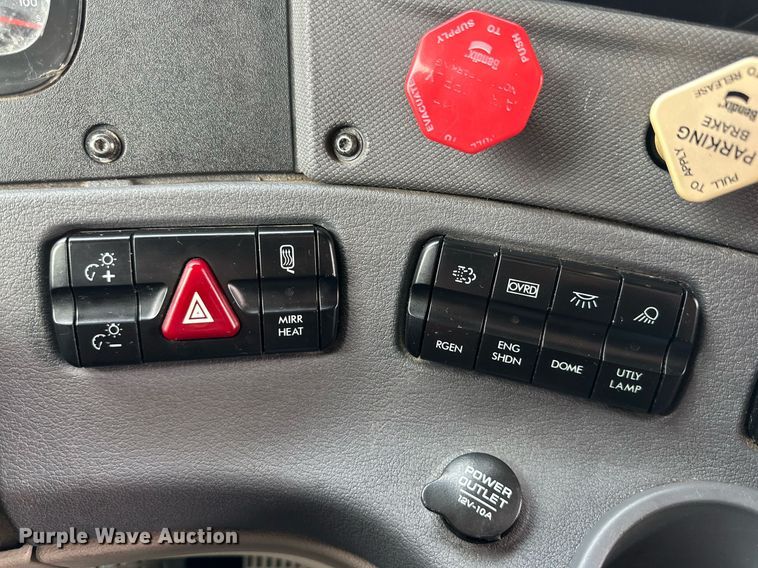 image for item KM9905 2013 Freightliner Cascadia  semi truck