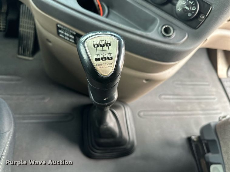 image for item KM9905 2013 Freightliner Cascadia  semi truck