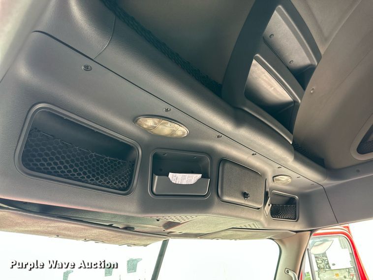 image for item KM9905 2013 Freightliner Cascadia  semi truck